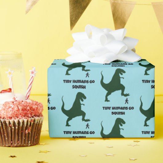 Tiny Humans Go Squish Funny Dinosaur Cartoon Cadeaupapier (Verjaardagsfeest)