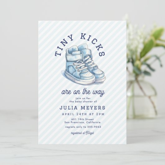 Tiny Kicks Sneakers Sports Blauw Baby shower Kaart (Staand voorkant)