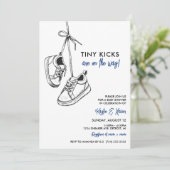 Tiny Kicks Zijn Op De Weg Baby shower Sneaker Kaart (Staand voorkant)