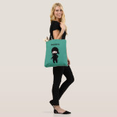 Tiny Ninja aangepaste naam op donkergroen Tote Bag (Op model)