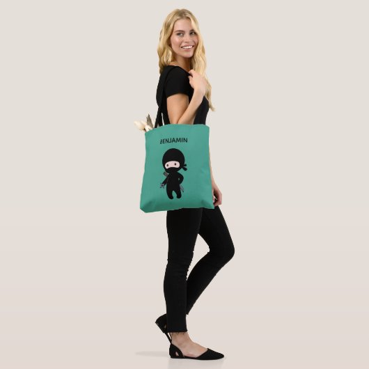 Tiny Ninja aangepaste naam op donkergroen Tote Bag (Op model)