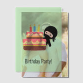 Tiny Ninja Achter Verjaardagstaart Op Groene Inser Vellum Uitnodigingen (Offset (Koppel))