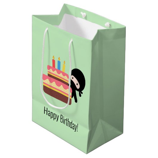 Tiny Ninja Behind Birthday Cake Green Medium Cadeauzakje (Voorkant Gekanteld)