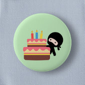 Tiny Ninja Behind Birthday Cake Green Ronde Button 5,7 Cm