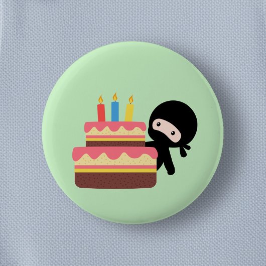 Tiny Ninja Behind Birthday Cake Green Ronde Button 5,7 Cm