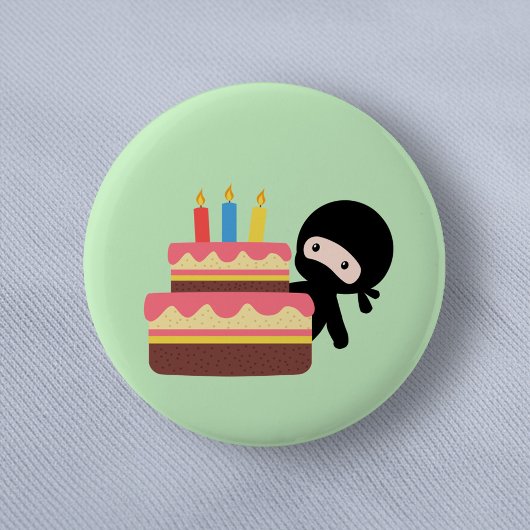 Tiny Ninja Behind Birthday Cake Green Ronde Button 5,7 Cm