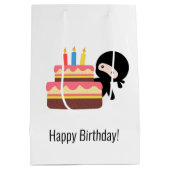 Tiny Ninja Behind Birthday Cake Medium Cadeauzakje (Achterkant)