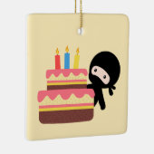 Tiny Ninja Behind Birthday Cake on Yellow Keramisch Ornament (Rechts)