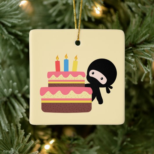 Tiny Ninja Behind Birthday Cake on Yellow Keramisch Ornament (Boom)