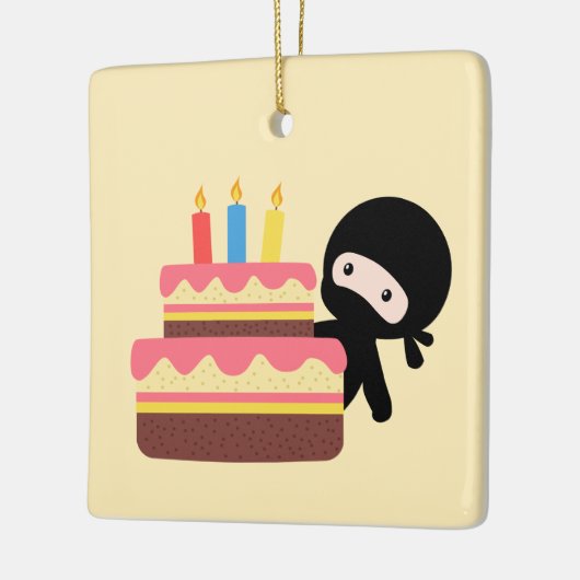 Tiny Ninja Behind Birthday Cake on Yellow Keramisch Ornament (Links)