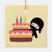 Tiny Ninja Behind Birthday Cake on Yellow Keramisch Ornament (Achterkant)