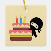 Tiny Ninja Behind Birthday Cake on Yellow Keramisch Ornament (Voorkant)