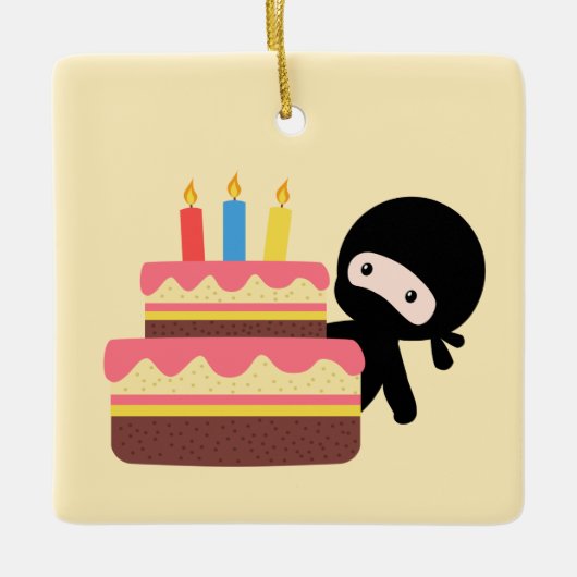 Tiny Ninja Behind Birthday Cake on Yellow Keramisch Ornament (Voorkant)