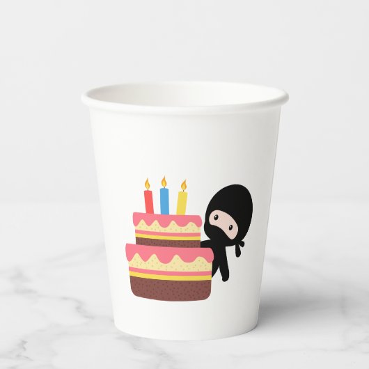Tiny Ninja Behind Birthday Cake Papieren Bekers (Achterkant)