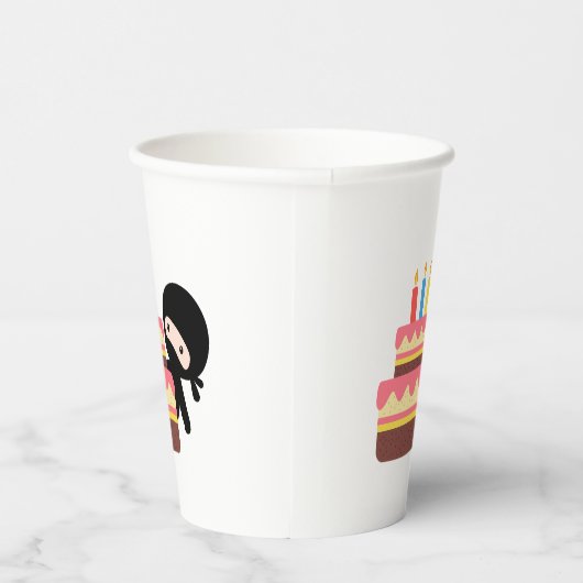 Tiny Ninja Behind Birthday Cake Papieren Bekers (Rechts)