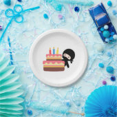 Tiny Ninja Behind Birthday Cake Papieren Bordje (Feest)