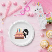 Tiny Ninja Behind Birthday Cake Papieren Bordje (Feest)