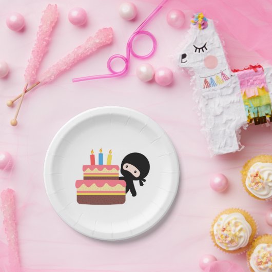 Tiny Ninja Behind Birthday Cake Papieren Bordje (Feest)