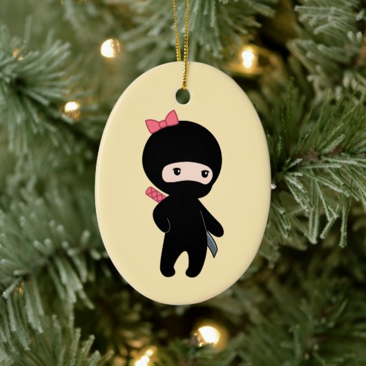 Tiny Ninja Girl op Geel Keramisch Ornament (Boom)