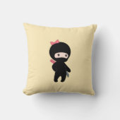 Tiny Ninja Girl op Geel Kussen (Voorkant)