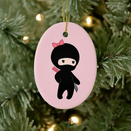 Tiny Ninja Girl op Roze Keramisch Ornament (Boom)