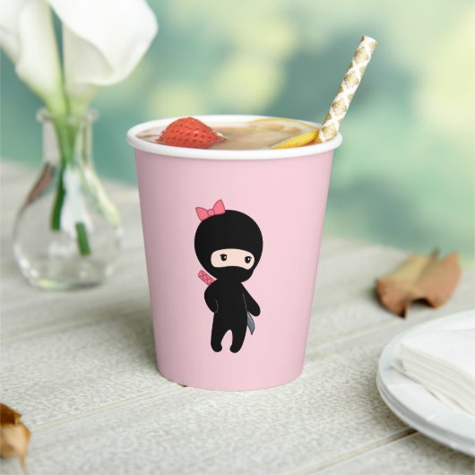 Tiny Ninja Girl op Roze Papieren Bekers (Insitu)
