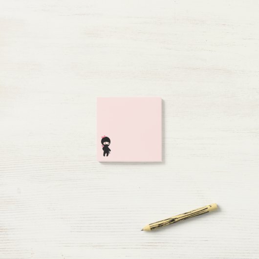 Tiny Ninja Girl op Roze Post-it® Notes (Op bureau)