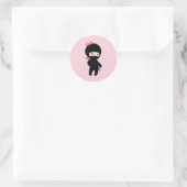 Tiny Ninja Girl op Roze Ronde Sticker (Tas)