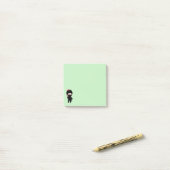 Tiny Ninja Girl over Groen Post-it® Notes (Op bureau)