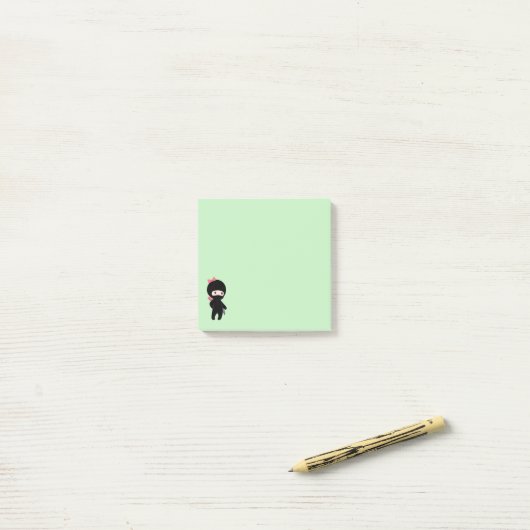 Tiny Ninja Girl over Groen Post-it® Notes (Op bureau)