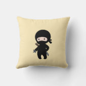Tiny Ninja Holding Dwergster op geel Kussen (Achterkant)