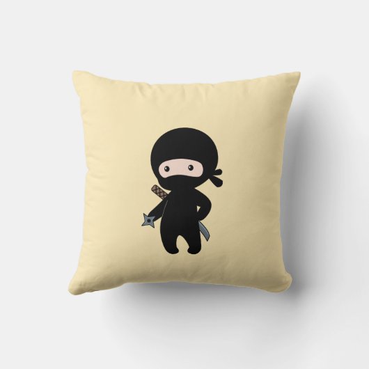 Tiny Ninja Holding Dwergster op geel Kussen (Achterkant)