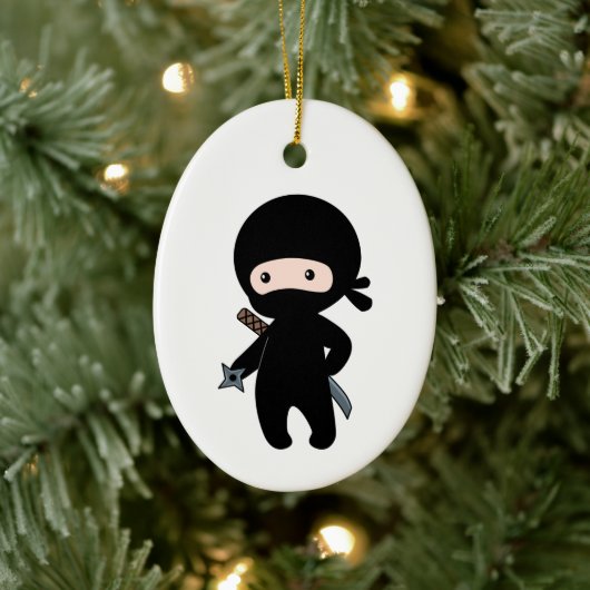 Tiny Ninja Holding Throwing Star Keramisch Ornament (Boom)