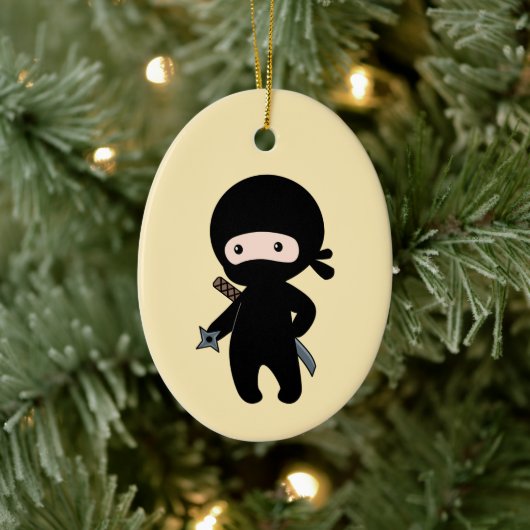 Tiny Ninja Holding Throwing Star op geel Keramisch Ornament (Boom)