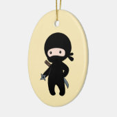 Tiny Ninja Holding Throwing Star op geel Keramisch Ornament (Links)