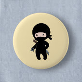 Tiny Ninja Holding Throwing Star op geel Ronde Button 5,7 Cm