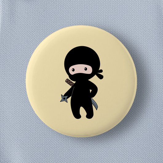 Tiny Ninja Holding Throwing Star op geel Ronde Button 5,7 Cm