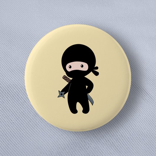 Tiny Ninja Holding Throwing Star op geel Ronde Button 5,7 Cm