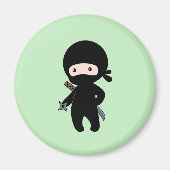 Tiny Ninja Holding Throwing Star op Green Magneet (Voorkant)
