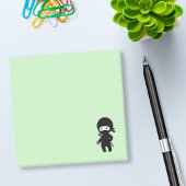 Tiny Ninja Holding Throwing Star op Green Post-it® Notes