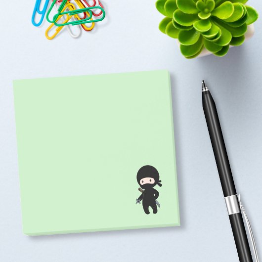 Tiny Ninja Holding Throwing Star op Green Post-it® Notes