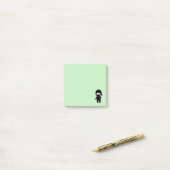 Tiny Ninja Holding Throwing Star op Green Post-it® Notes (Op bureau)