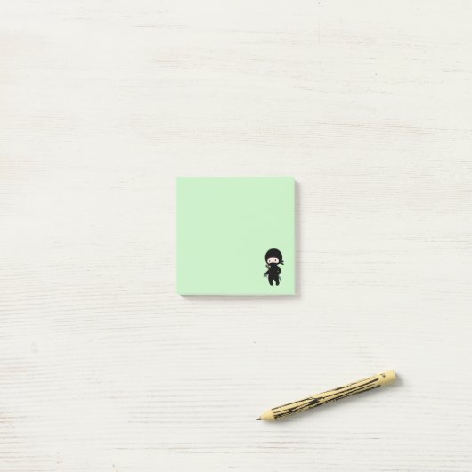 Tiny Ninja Holding Throwing Star op Green Post-it® Notes (Op bureau)