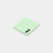 Tiny Ninja Holding Throwing Star op Green Post-it® Notes (Schuin)