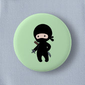 Tiny Ninja Holding Throwing Star op Green Ronde Button 5,7 Cm