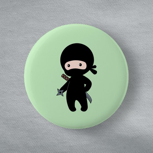 Tiny Ninja Holding Throwing Star op Green Ronde Button 5,7 Cm