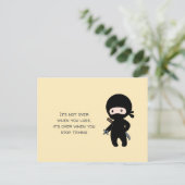 Tiny Ninja Holding Throwing Star op Yellow Quote Briefkaart (Staand voorkant)