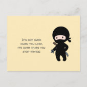 Tiny Ninja Holding Throwing Star op Yellow Quote Briefkaart (Voorkant)