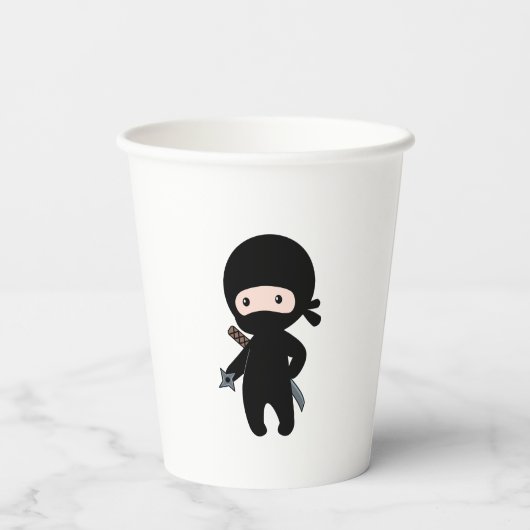 Tiny Ninja Holding Throwing Star Papieren Bekers (Achterkant)