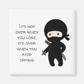 Tiny Ninja Holding Throwing Star Quote Magneet (Voorkant)